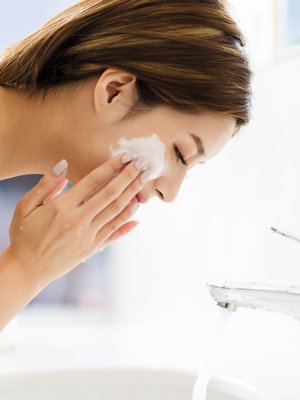 Perusvoidepönikkä saattaa kuulua kylppärin perusvalikoimaan. Siitä voi olla iloa myös meikin puhdistukseen.