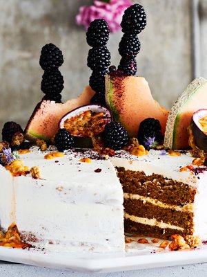 Överikakut ovat yhä hip ja pop, mutta koristeena ei tarvitse olla kilo suklaata ja keksejä. Rakenna kakun hattu hedelmistä ja superfood-marjoista.