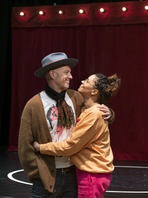 Jussu Pöyhönen, 58, ja Amira Khalifa, 48, ovat seurustelleet neljä vuotta. ”Soittelemme toisillemme paljon, koska asumme erillämme. Yksinolo tekee hyvää kummallekin.”