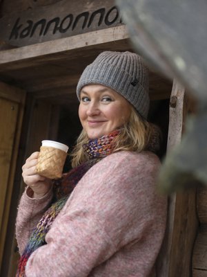 ”Teatterikoulussa ihailin muita opiskelijoita, koska heillä oli niin paljon mielipiteitä. Tuntui, ettei minulla ollut yhtään mielipidettä. Jos yritin muodostaa sellaisen, puheen­aihe oli jo vaihtunut.”  