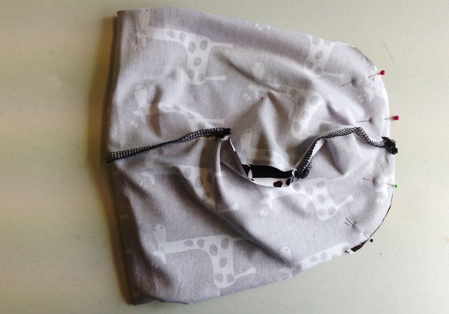 Taita pipo kaksinkerroin, kaikki avoimet reunat vastakkain ja ensimmäisinä ommellut saumat kohdakkain. (Älä pujota puolia sisäkkäin, aseta ne ihan vain päällekäin. Alareunaan tulee vain yksi taite.)