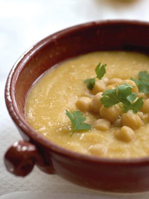 Kikhernekeitto syntyy nopeasti, jos käytät purkkikikherneitä.