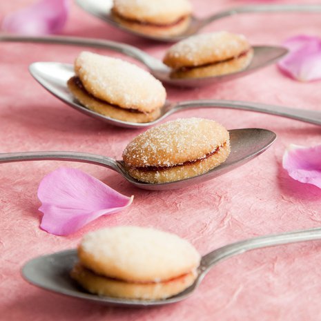 Herkkua sekä vatsalle että silmille. Ruusut ovat kauniita koristeina ja suloisen makuisia pieninä määrinä mausteena. 