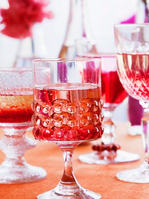 Kaksi lasia per nenä juhlan ensimmäiselle tunnille, yksi lasi seuraaville tunneille.