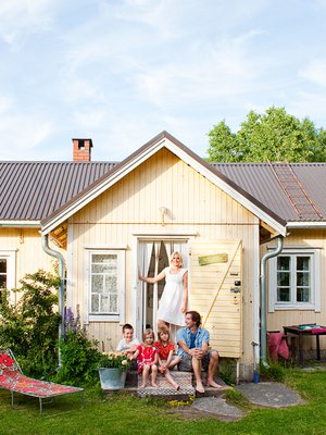 Anna, Björn, Espen, Elviira ja Emil viettävät ison osan kesästä mökillä. Ovessa lukee tilan nimi Välimäki.