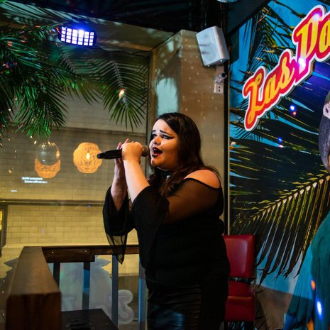 Oona Hanhikoskelle, 25, laulajan ammatti on iso ja vähän salainen haave. ”Karaokelavalla uskallan treenata vaikeitakin biisejä.”