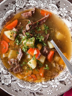 Herkullisimmassa lihakeitossa juurekset keitetään lihaliemessä ja kypsä liha lisätään vasta lopuksi.