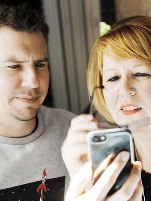 Näyttelijä Aku Hirviniemi löysi nuorena teatterin äitinsä Erjan vinkistä. ”Aku sanoo aina, että pakotin. Oikeasti ajattelin, että käyköön katsomassa. Jos vaikka viihtyisi, kun joka tapauksessa vetää koko ajan jotain roolia ja kulkee Batman-viitassa”, Erja kertoo.