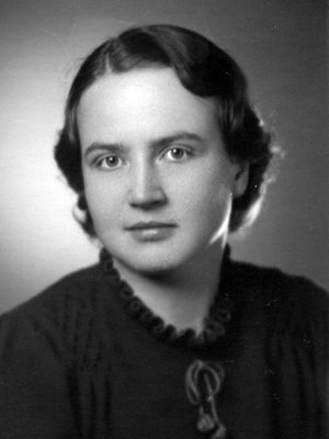 Nuoruuskuva mummun kotialbumista.