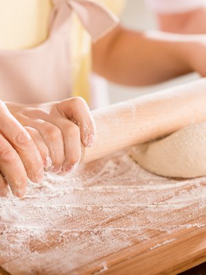 Toimiva isovanhemmuus edellyttää puhumista, sanoo asiantuntija. Mutta usein puhuminen pelottaa: entä, jos välit lapsenlapseen katkeavat kokonaan?