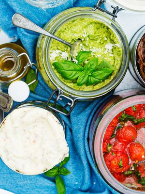 Soosit voi valmistaa kotona etukäteen. Jos kylmälaukkuun mahtuu, tee ne suoraan tarjoiluastioihin. Jos tilaa on niukasti, soosit kulkevat myös pursotinpusseissa. Linkit kuvan ruokiin löytyvät jutun lopusta.