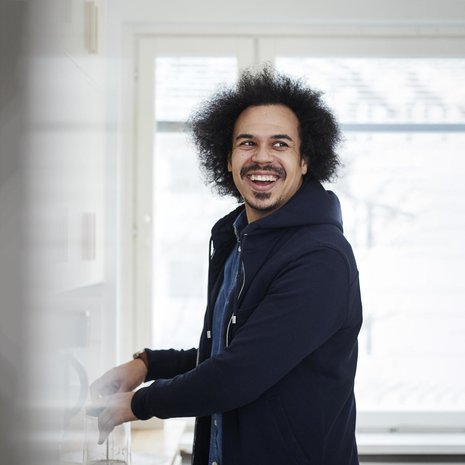 Koska isä oli poissa, Sean alkoi etsiä lapsena miehen malleja sukulaissedistä, kavereiden isistä, toimintaelokuvista ja romanttisista komedioista. Hän yritti poimia muista piirteitä, joita ihaili. Vitsit yhdeltä elokuvatähdeltä, vatsalihakset toiselta. ”Jokaisen kohdalla mietin: Tuollainenko mun pitäisi olla?”