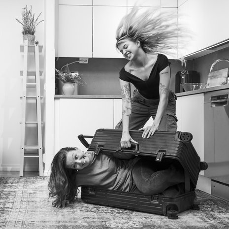 Joalin Loukamaa on aikuistuessaan alkanut arvostaa äitiään Johannaa uudella tavalla. ”En todellakaan ajattele, että äiti olisi ollut itsekäs viedessään minut ulkomaille. Elämämme on ollut suurta seikkailua”, Joalin sanoo.