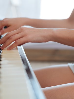 Soittoharrastajan sorminäppäryys kehittyy, vaikka harrastuksen olisikin aloittanut vasta aikuisena.