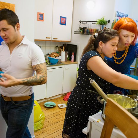 Marjaana Toiviainen otti asunnottomat Cristina Cantaragion ja Vasile  Stoikan 35 neliön yksiöönsä. Talven aikana heille kehittyi yhteinen kieli, joka oli sekoitus romaanisia kieliä, latinaa, suomea ja englantia.