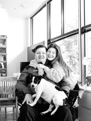 Jari Mönkkösen ja Moona-tyttären suhde on muuttunut viime vuosina entistäkin läheisemmäksi. ”Isästä on tullut empaattisempi ja tosi hyvä kuuntelija”, Moona sanoo.