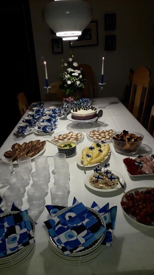 Karjalanpiirakoita ja kuohuvaa, kakkua, konvehteja ja kahvia. Suomi 100! - Salla Kivistö