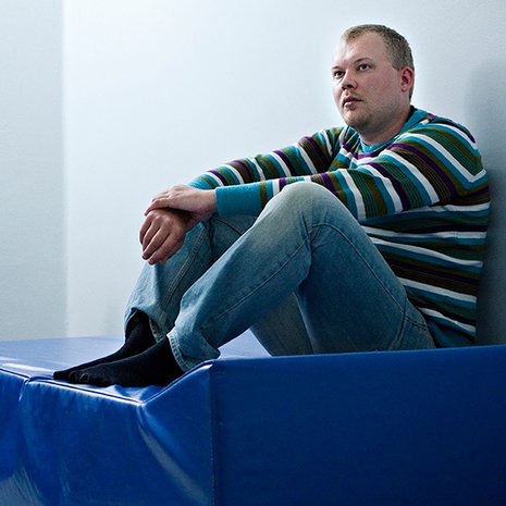 Jarmo Pulli kuvattiin Kupittaan mielisairaalan eristyshuoneessa Turussa. Nyt Pulli toimii Turun mielenterveysyhdistyksen Itun puheenjohtajana.