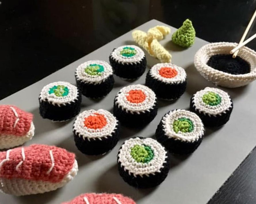 Täydellinen sushiateria: soijaa, inkivääriä ja wasabiakin mukana! Harmi vaan, ettei tätä voi syödä.
