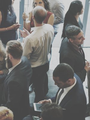 Jos et tiedä, mitä sanoisit, aloita turvallisesta, vinkkaa vuorovaikutusvalmentaja Sanna Franck.