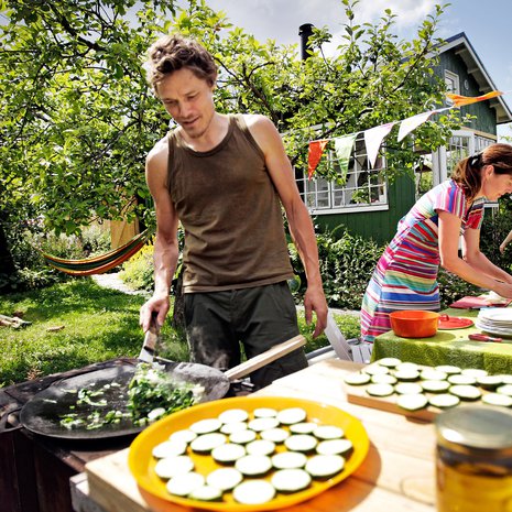 Milma Kettunen ja Simo Kyllönen asuvat siirtolapuutarhamökissä koko kesän.