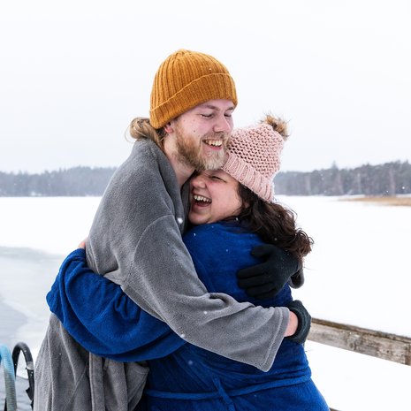 Jasmin ja Tuomas kokeilevat yhdessä Suomi-juttuja, kuten avantouintia. "Vedestä nousemisen jälkeen oli muutama sekunti, jotka tuntuivat todella kylmiltä, mutta se lähti pian pois ja jäljelle jäi mukavan raukea olo. Harrastus tulee ehdottomasti jatkumaan”, Tuomas sanoo.