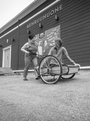 Vahva karjalainen nainen Sari Kaasinen antoi tyttärensä Kiisan kasvaa rohkeaksi oman tiensä kulkijaksi.