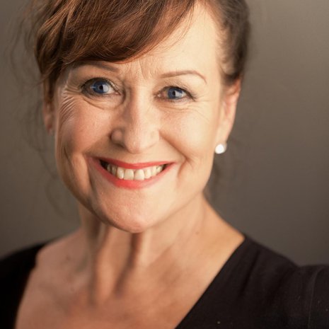 Sinikka Sokka näyttelee Tampereen Työväen Teatterin Kevytkenkäisessä naisessa. Jane Juskan omiin kokemuksiin perustuvassa tekstissä nainen päättää saada paljon seksiä mukavilta miehiltä ennen kuin täyttää 67 vuotta.