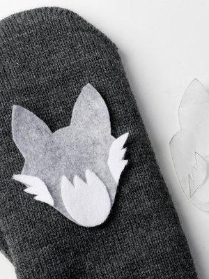 Leikkaa kaavojen avulla suden osat huovasta. Kiinnit&auml; kuono ja poskiparrat liimaharsolla suden p&auml;&auml;h&auml;n.