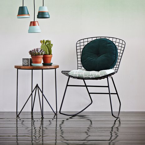 Kuparikantaiset lampunpidikkeet 14,99 e, Claes Ohlsson. Benton-pöytä 190 e, Plootu. Samettityynyt 27,90 e, Jotex, ja 9,90 e, H&M. Ulricehamn-keinutuoli 109 e, Jotex. Ernani-tapetti Designers Guild. Kuvan ruukut maalattiin Tikkurilan puolihimmeillä vihreän sävyillä M442 ja J442 sekä Taika-kuparimaalilla.