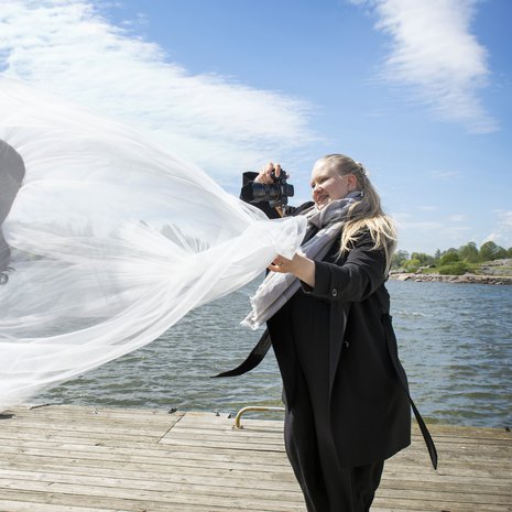 Suvi Mikkasen kesälauantait täyttyvät hääkuvauksista. Suvi ikuistaa hetken, jolloin Niki Lee-Lemberg ja Lasse Lemberg kohtaavat toisensa laiturilla Kaivopuiston rannassa Helsingissä. Kun Suvi kysyy parilta, jännittääkö heitä, sulhanen tunnustaa, että vähän.