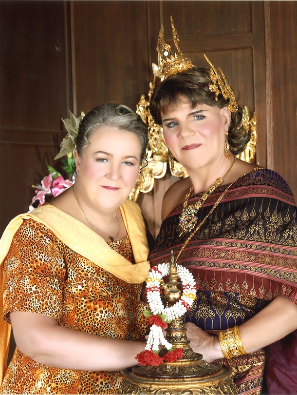 Birgitta ja Thea käväisivät Thaimaassa myös valokuvaamossa.