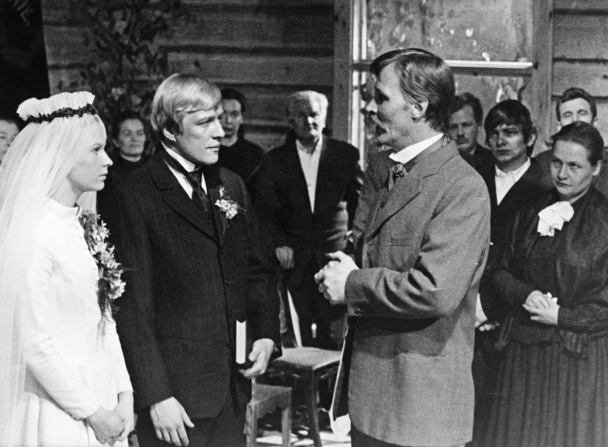 "Sinulle minun ei tarvitte sanoo mitään, kun me tiemme toisemme", kirjoitti Akseli Koskela vaimolleen Elinalle. Se oli rakkaudentunnustus. Kuvassa Elina (Titta Karakorpi) ja Akseli (Aarne Sulkanen) saavat toisensa Edvin Laineen elokuvassa Täällä Pohjantähden alla (1968).