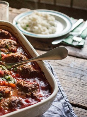 Ekstramehevien lihapullien salaisuus on niiden koostumuksessa ja tomaattikastikkeessa hauduttamisessa.