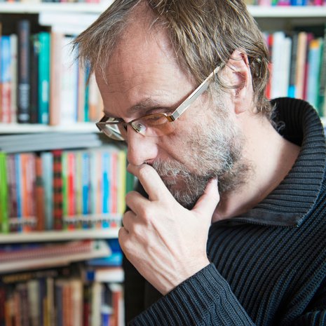 Kun Risto Isomäki havaitsee epäkohdan, hän ei vaivu synkkyyteen vaan ryhtyy ratkomaan sitä. Siitäkin huolimatta, että ihmisten kyky ohittaa ilmastonmuutoksen kaltaiset isot asiat valinnoissaan tuntuu masentavalta.