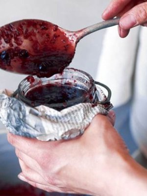 Paistetun linnun ja lihan lisäkkeeksi sopii kirpeän mustaherukkainen marmeladi.