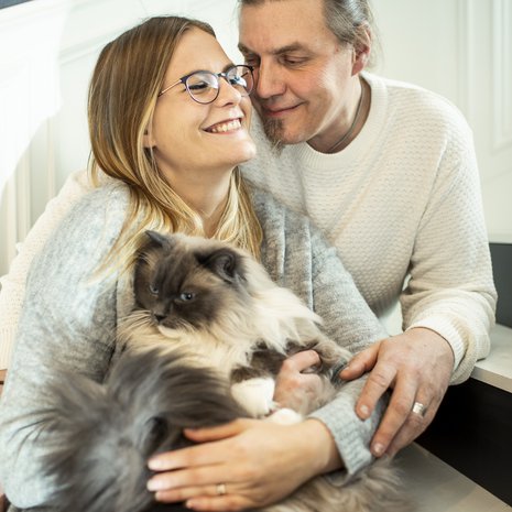 Sini Kaapro-Lindenberg ja Peter ”Pete” Lindenberg ovat olleet yhdessä vajaat kuusi vuotta, naimisissa vuoden. He asuvat puutalossa Äänekoskella, ja heillä on kissat Matti ja Teppo. Sini on sosiaalialalla, Pete on huoltoasentaja. He harrastavat yhdessä retkeilyä.
