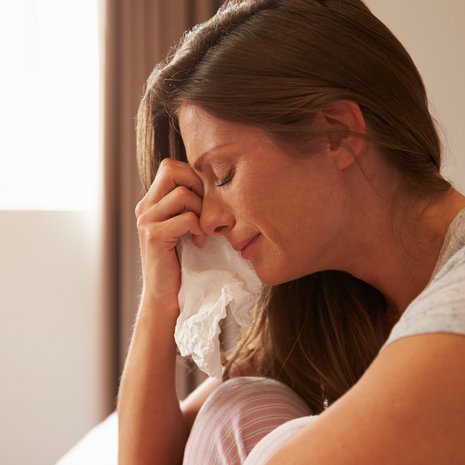 Erityisherkkä ihminen aistii maailman syvemmin ja rajummin, mutta ehkä ymmärtääkin siitä vähän enemmän. Kuvituskuvan nainen ei liity kertomukseen.