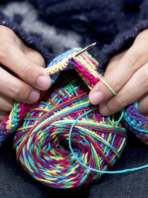 Vaikka olisi koulussa tullut kutoneeksi maailman rumimmat villasukat, käsityöharrastukselle kannattaa antaa uusi mahdollisuus.