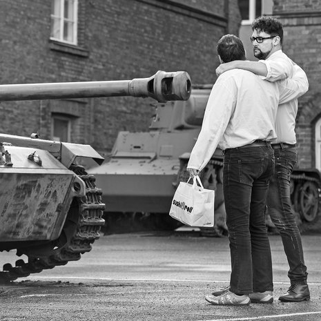 Erkko ja Timo Vuorensolaa yhdistää muun muassa pasifismi. Erkko-isä kävi armeijan vain todetakseen, ettei­ siinä ollut järkeä. Timo suoritti siviilipalveluksen ja tekee työkseen elokuvia, jotka parodioivat sota­elokuvia.