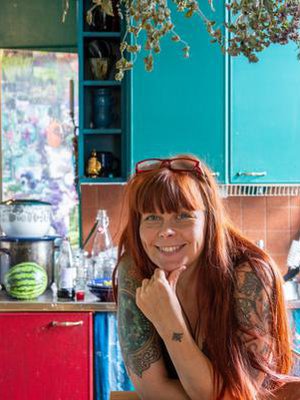 ”Tykkään tehdä ruokaa. Koulun aulatilasta tehty keittiö on mitä on, mutta en häiriinny pienistä epäkohdista”, Piia Pippuri sanoo. Hän kutsuu Tohmajärvellä sijaitsevaa kotiaan linnakkeeksi.  