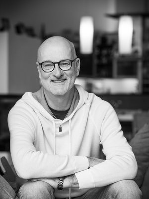 Henrik Dettmann on 63-vuotias Suomen koripallomaajoukkueen päävalmentaja, joka asuu Kauniaisissa vaimonsa ja 13- ja 8-vuotiaiden lastensa kanssa. Dettmannin kirja Kopautuksia julkaistiin syyskuussa. 