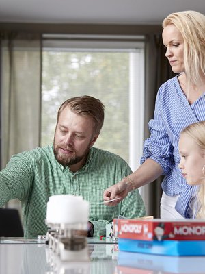 Kimmo Salmi, 42, asuu vaimonsa Teean sekä Amandan, 12, ja Monican, 9, kanssa Lempäälässä. Afrikan tähti ja Monoppoly ovat perheen lempipelejä.