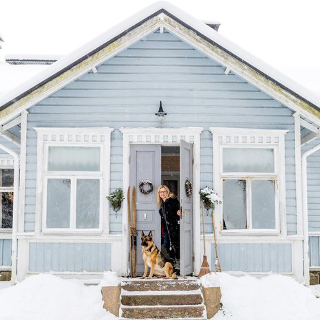 Annina ja saksanpaimenkoira Didi nauttivat jouluvalmisteluista. ”Didistä saan aina seuraa, kun haen kranssimateriaaleja puutarhasta tai metsästä.” 