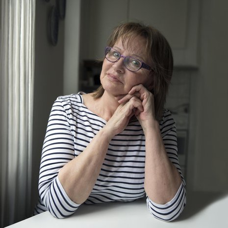 ”En tunne enää ulkopuolisuutta. Rakastan elämää kerta kaikkiaan”, Pirjo Lehvonen sanoo. Pirjo, 70 asuu Tukholmassa. Perheeseen kuuluvat kolme poikaa ja yksi lapsenlapsi. Jos Pirjo kaipaa suomalaisia säveliä, hän kuuntelee Satumaa-tangon.