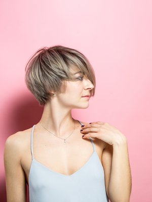 Pixie cut on helppohoitoinen poikatukka: lyhyt sivuilta ja niskasta, hiukan pidempi päältä. 