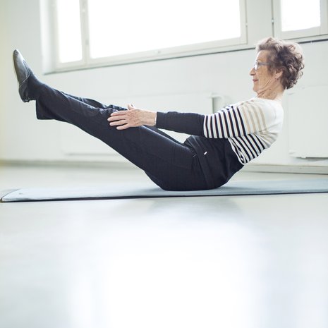 Katri Mason aloitti joogan 1960-luvulla asuessaan Lontoossa ja ohjaa nykyisin joogaryhmää. Navasana eli veneasento vahvistaa keskivartalon lihaksia.