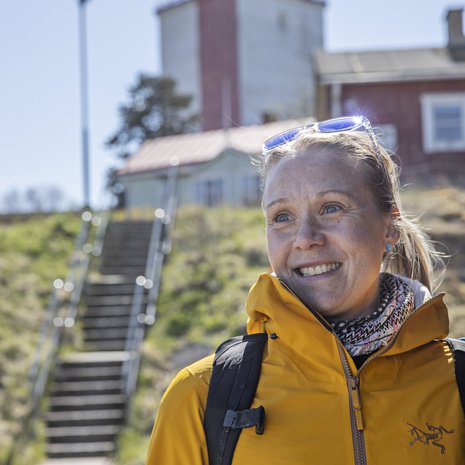 ”Kun tänne muutettuamme kuljimme kylänraitilla lasten kanssa, lähes jokainen pysähtyi, toivotti tervetulleeksi ja esitteli itsensä. Tuli tosi tervetullut olo”, opettaja Minna Bruns sanoo. Taustalla näkyy Utön majakka. 