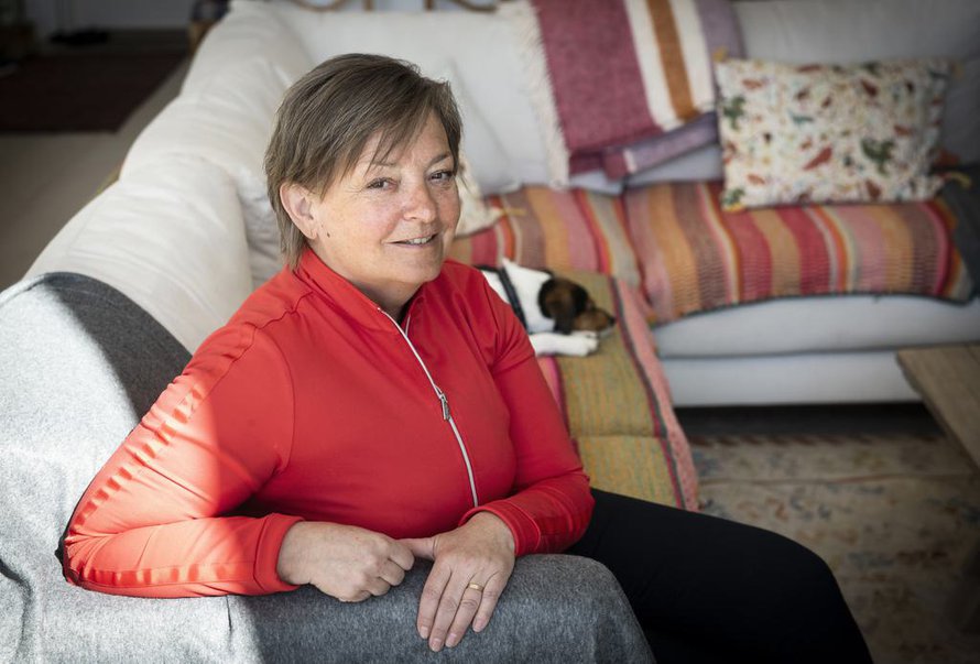 Maria ei tiedä, kuinka kauan poika on käyttänyt huumeita. Pian kaksitoista vuotta hän on tiennyt olevansa huumeidenkäyttäjän äiti, mutta hän epäilee, että huumeet ovat kulkeneet pojan mukana yläasteelta lähtien.