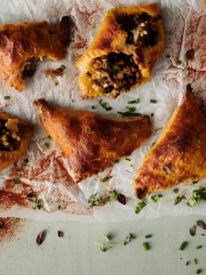 Perinteiset iltapalaherkut hupenevat pelliltä. Toinen tykkää avomallista, toinen pasteijapiiloista.